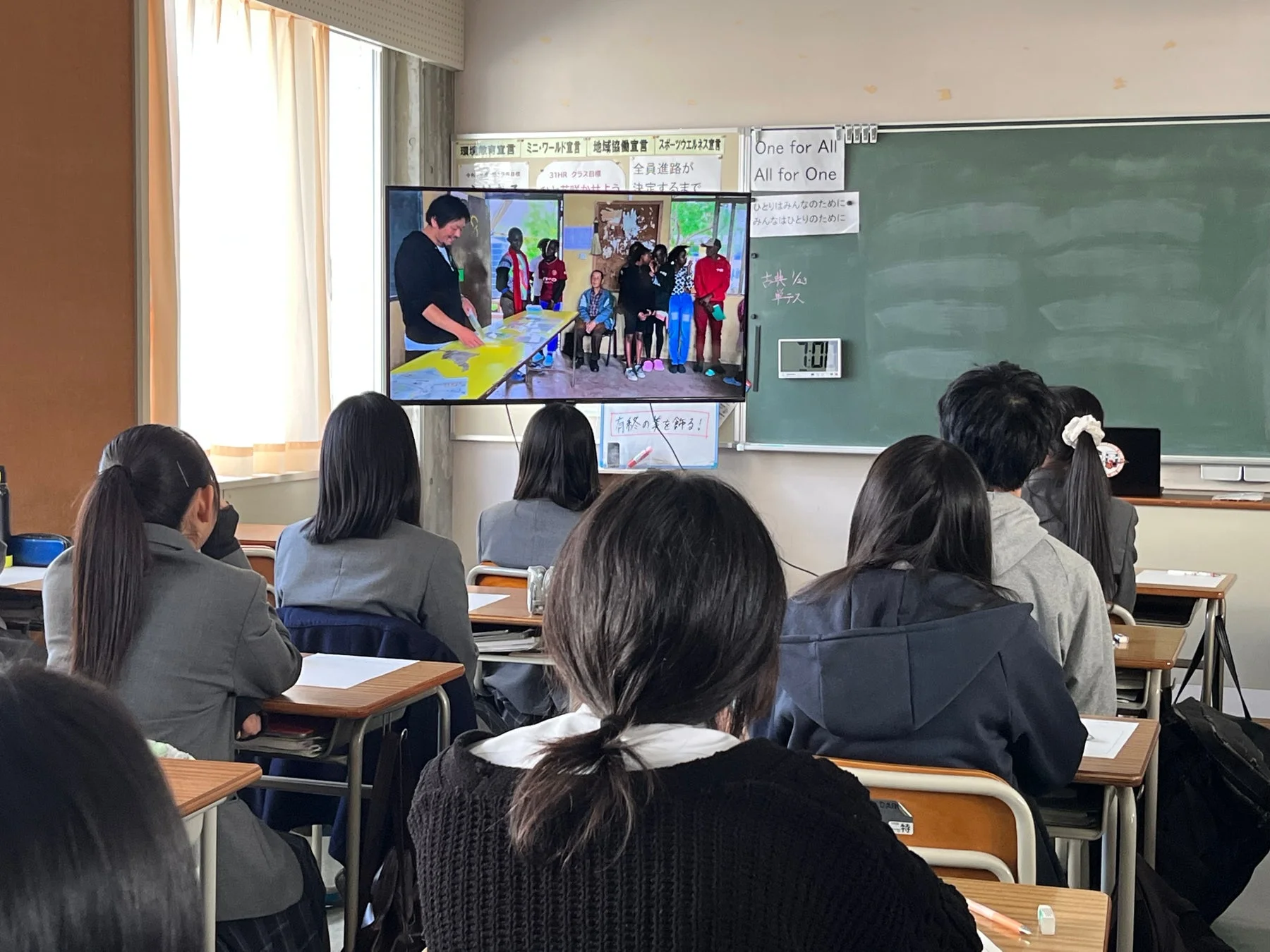 教室で生徒がモニターを視聴