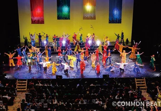 華やかな舞台で演技するパフォーマーたち