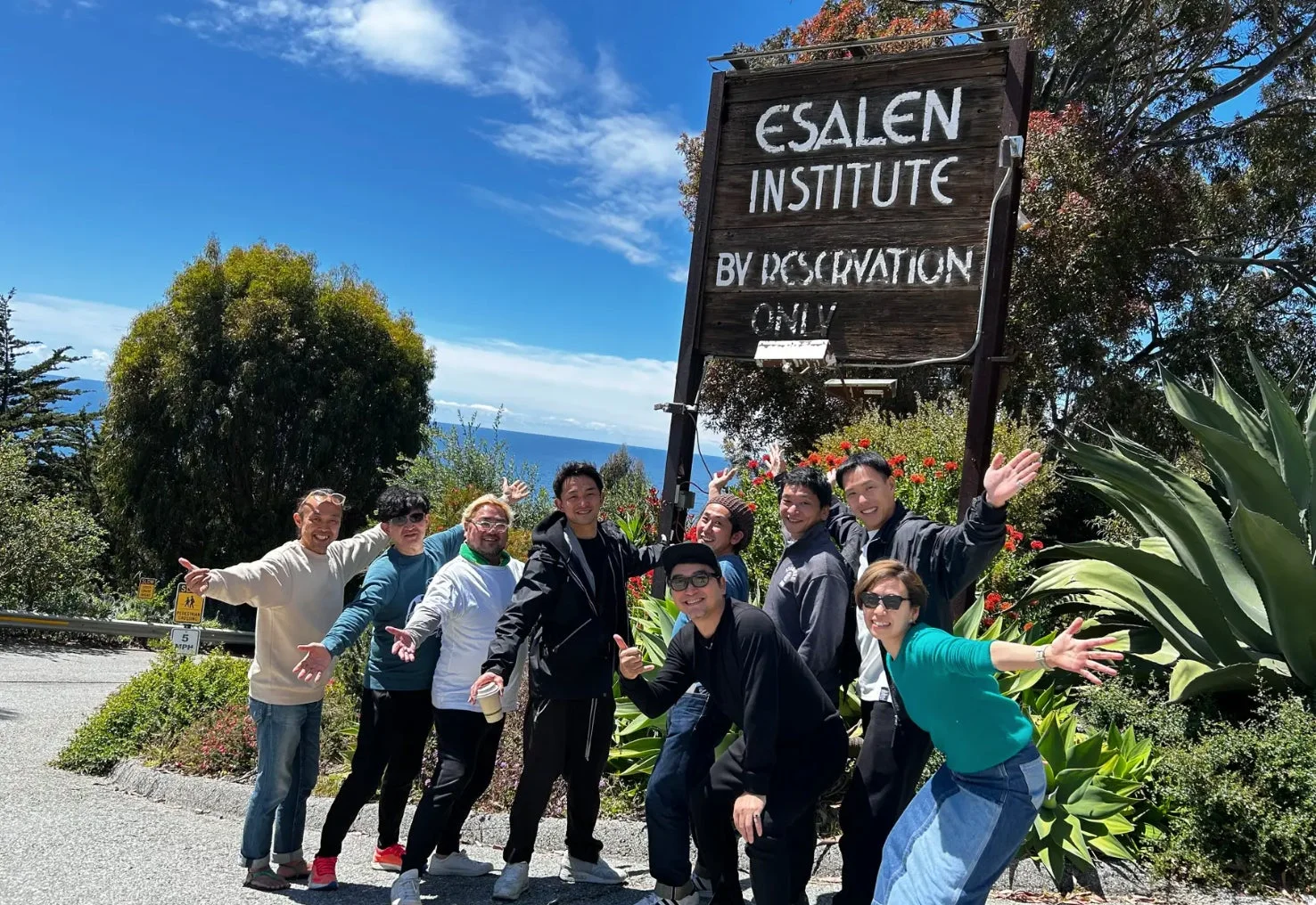 海を背景にワークショップに参加する人々