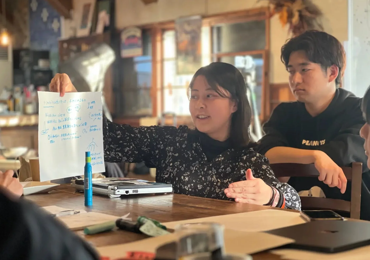 会議で資料を説明する女性