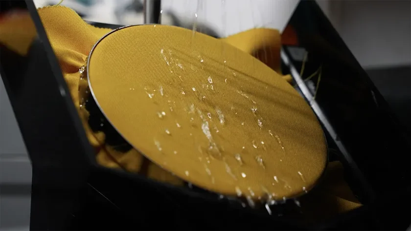 黄色い生地に水滴