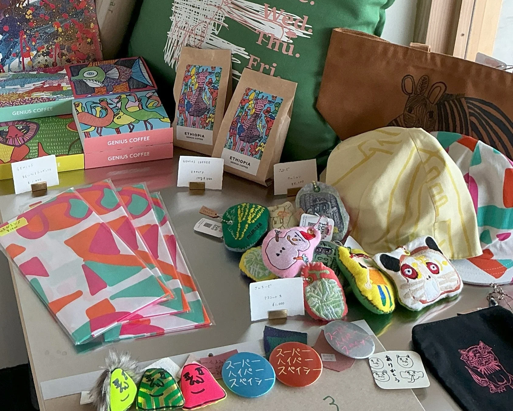 店内に並べられた個性豊かな雑貨やコーヒー豆