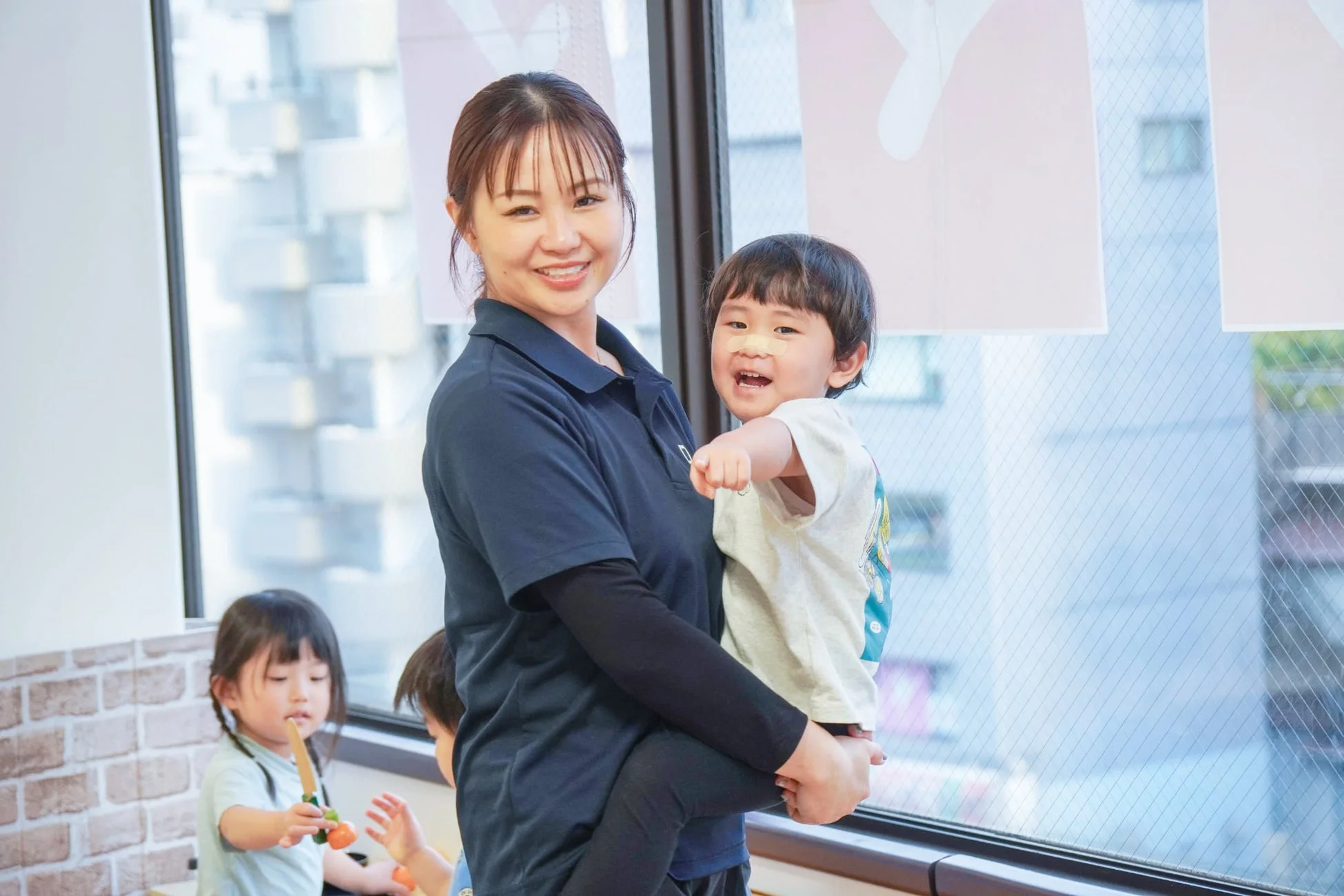 保育士と遊ぶ子どもたち