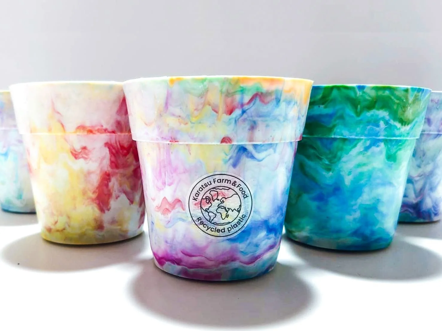 リサイクルプラスチック製のカラフルなカップ