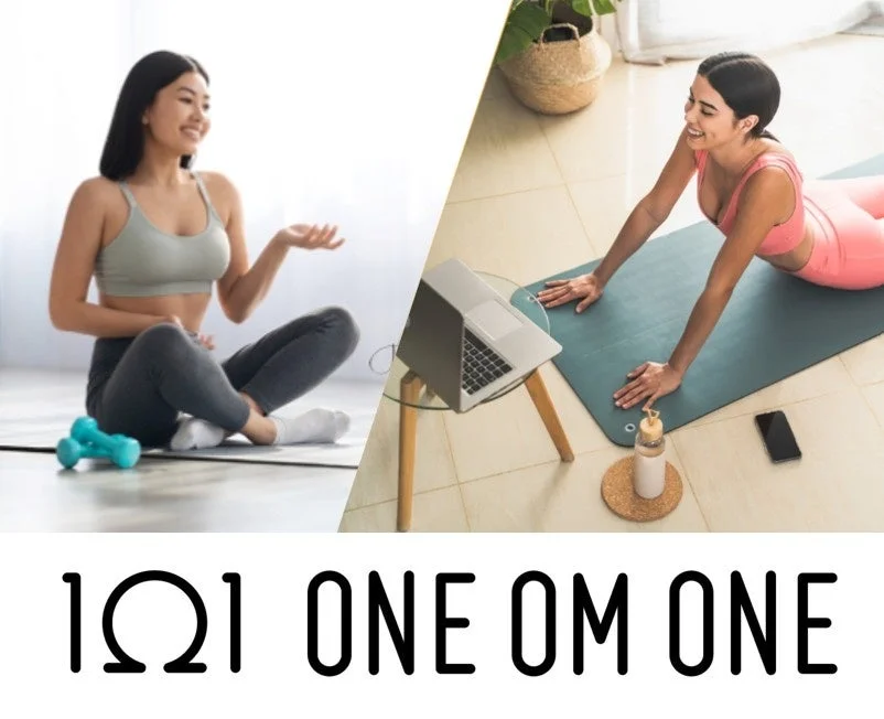 ヨガ、フィットネス、ホームトレーニング、オンラインレッスン、女性、運動、健康、スポーツウェア、ダンベル、ノートパソコン、エクササイズ