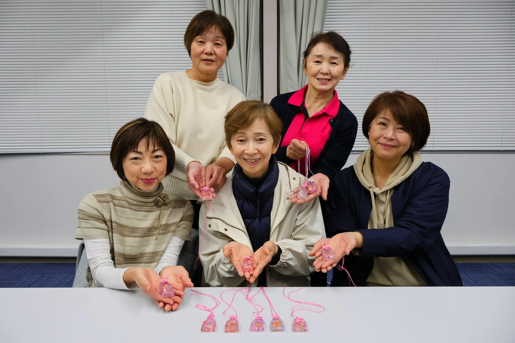 お守りを手にした女性たち