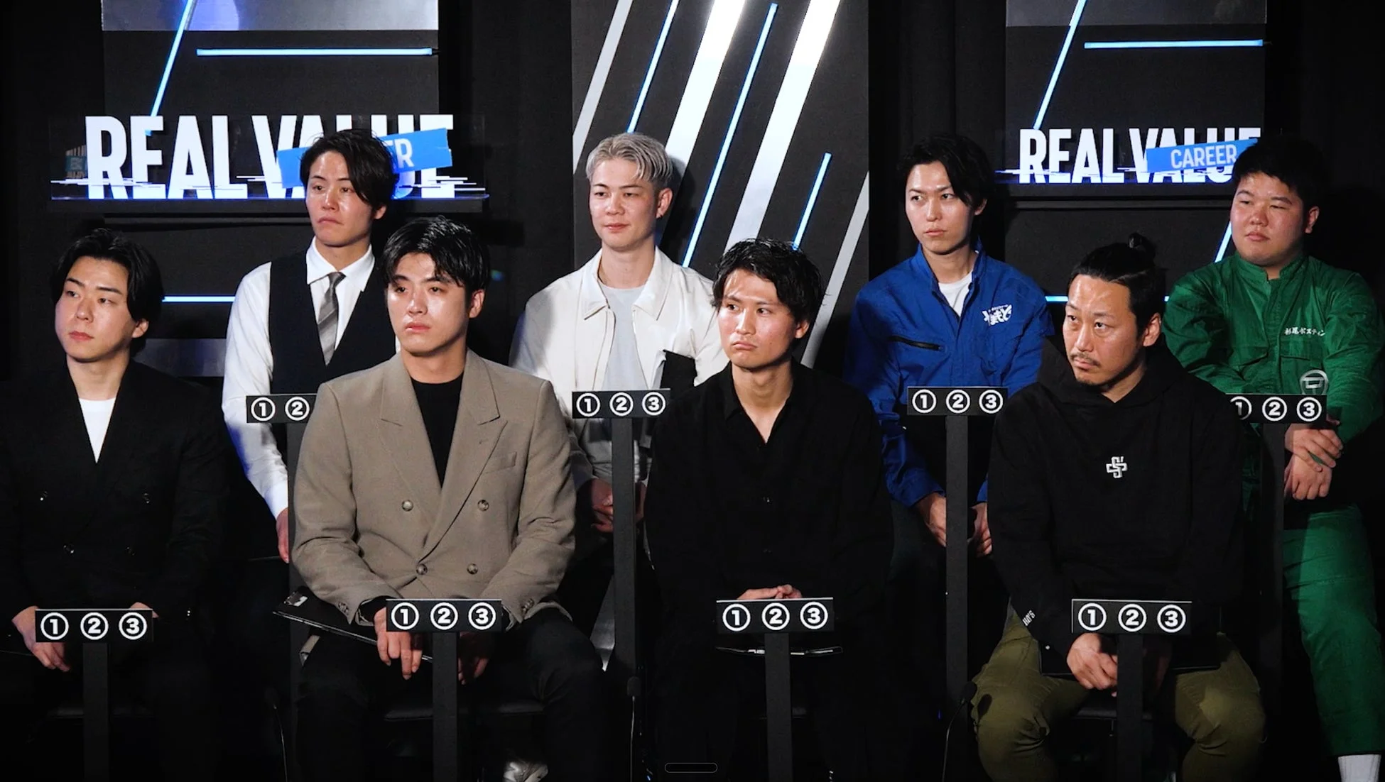REAL VALUE CAREERの背景に座る男性グループ