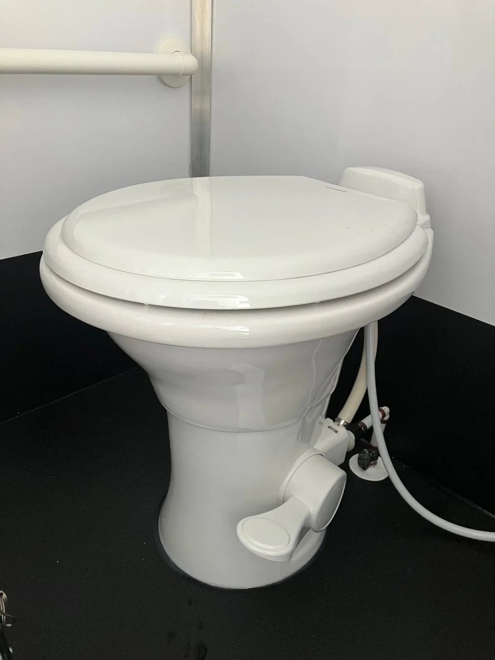 白い便器が設置された清潔感のあるトイレの個室