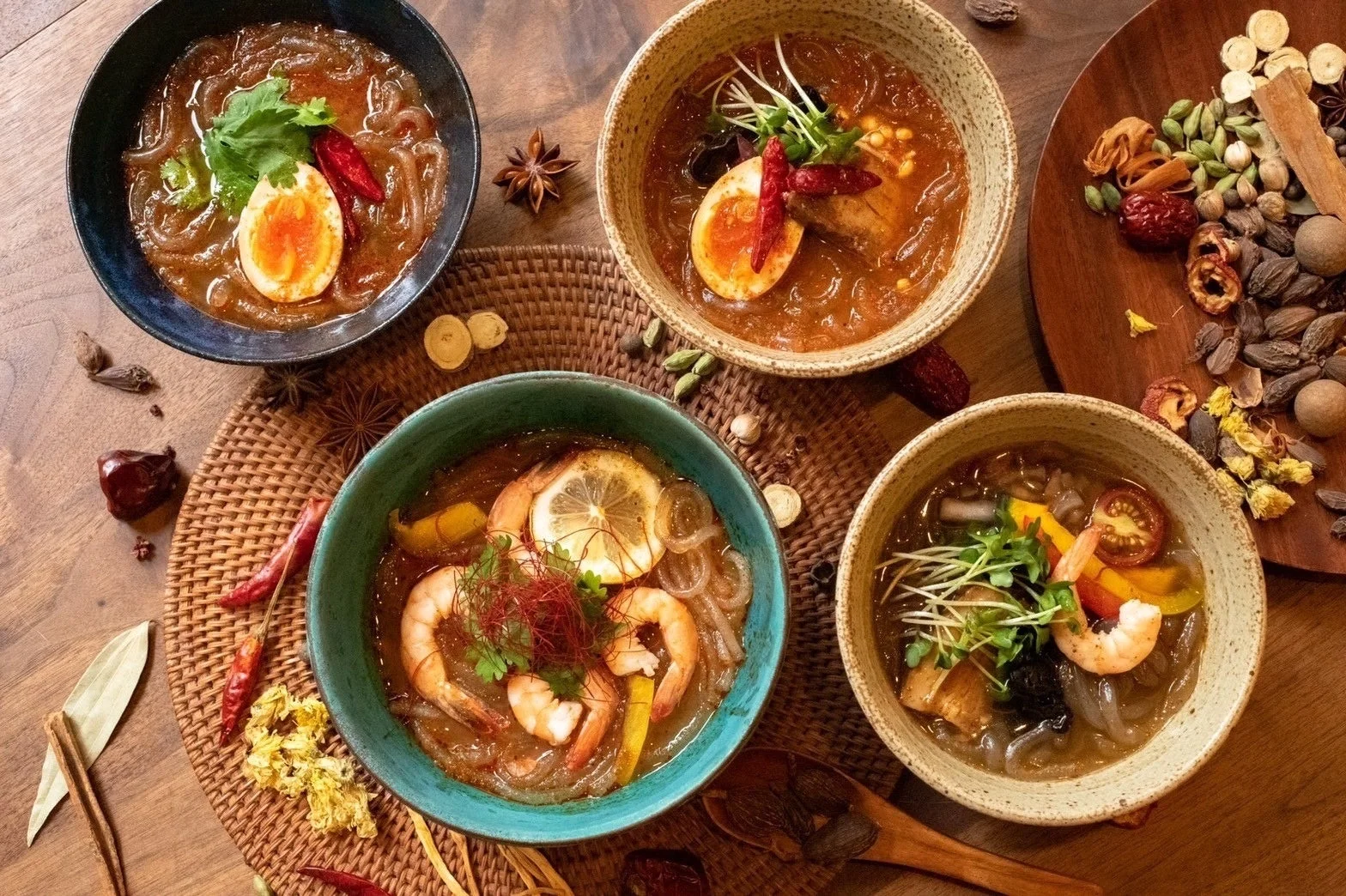 複数の麻辣湯が並べられた食卓