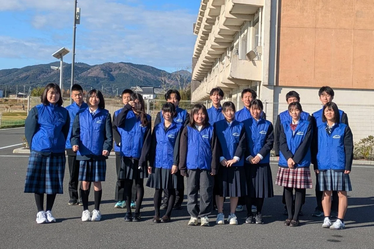 青いベストを着用した学生の集合写真