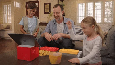 家族でゲームを楽しむ様子