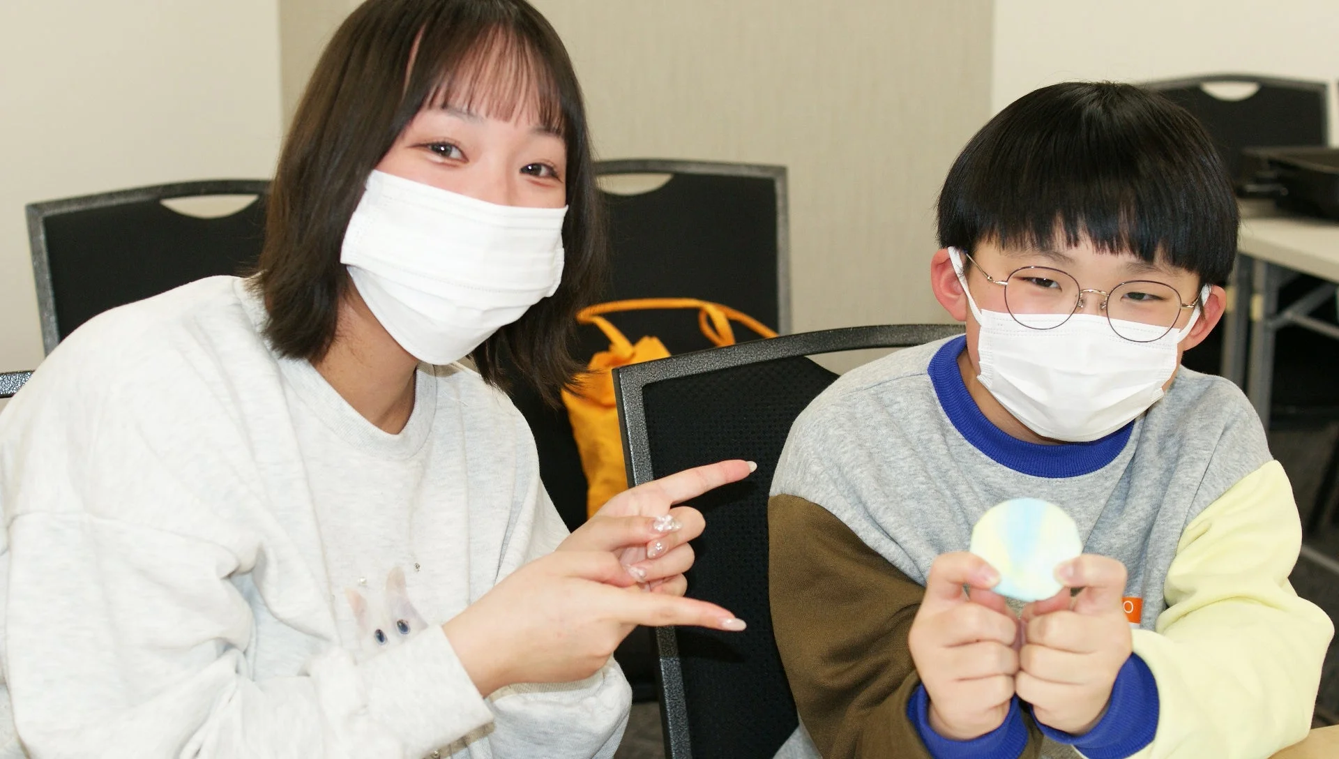 講話を聞き、笑顔を見せる子どもたち