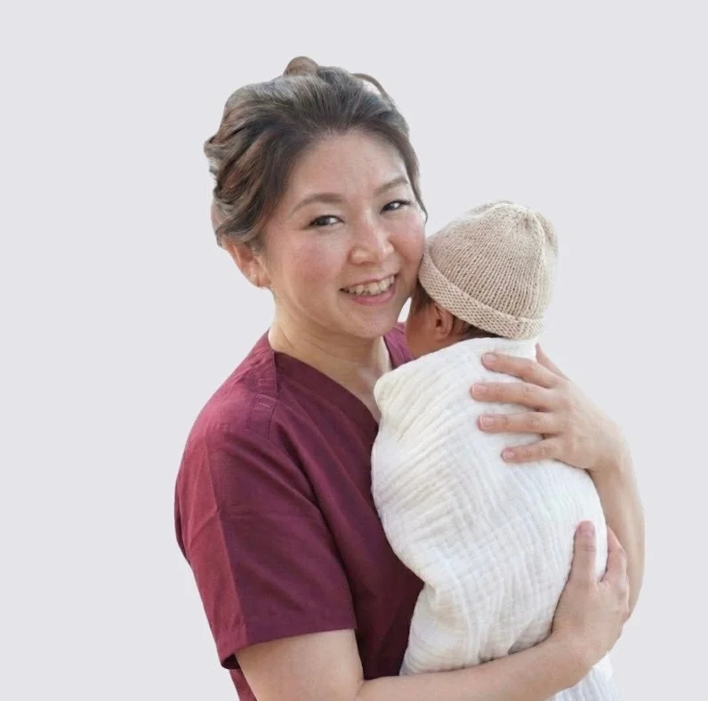 赤ちゃんを抱っこする女性