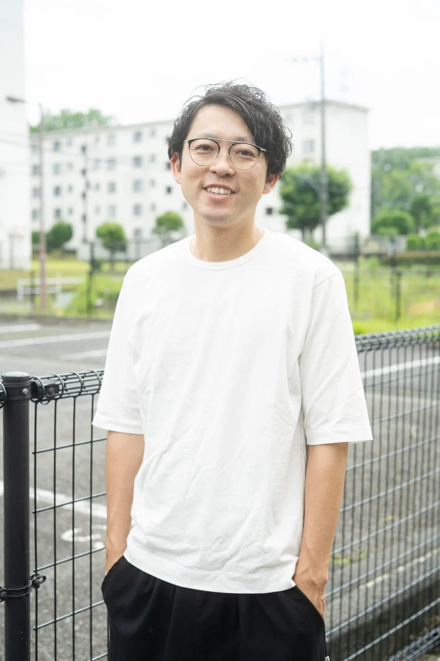 白いTシャツと眼鏡の男性のポートレート