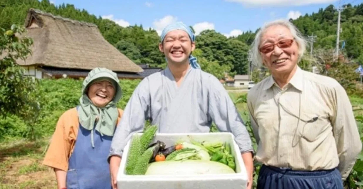畑で笑顔の3人、収穫、農村風景