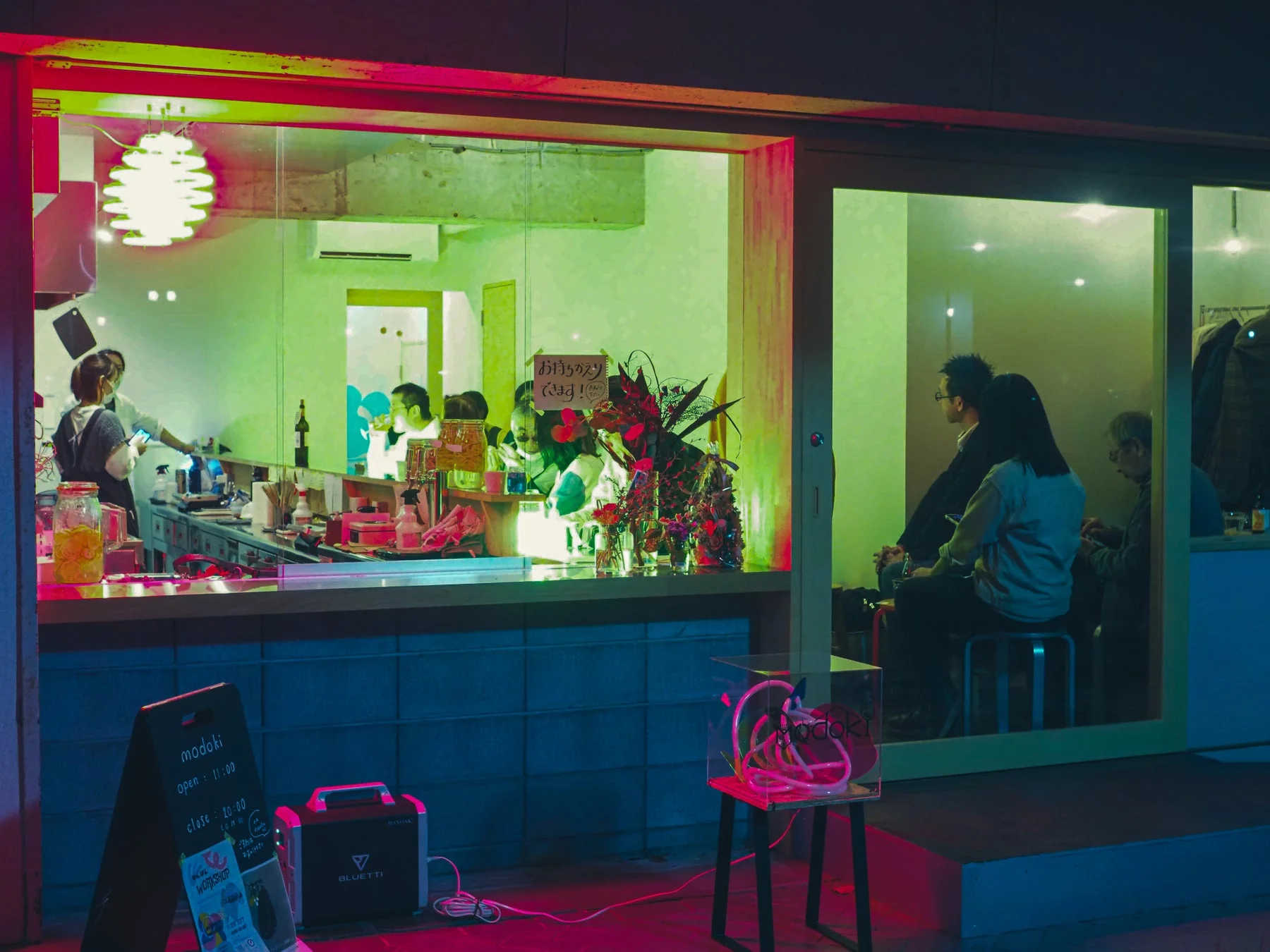 夜のmodokiの外観。ネオンが印象的。