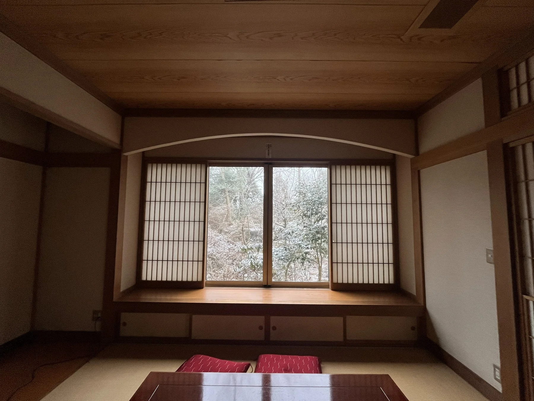雪景色を望む和室