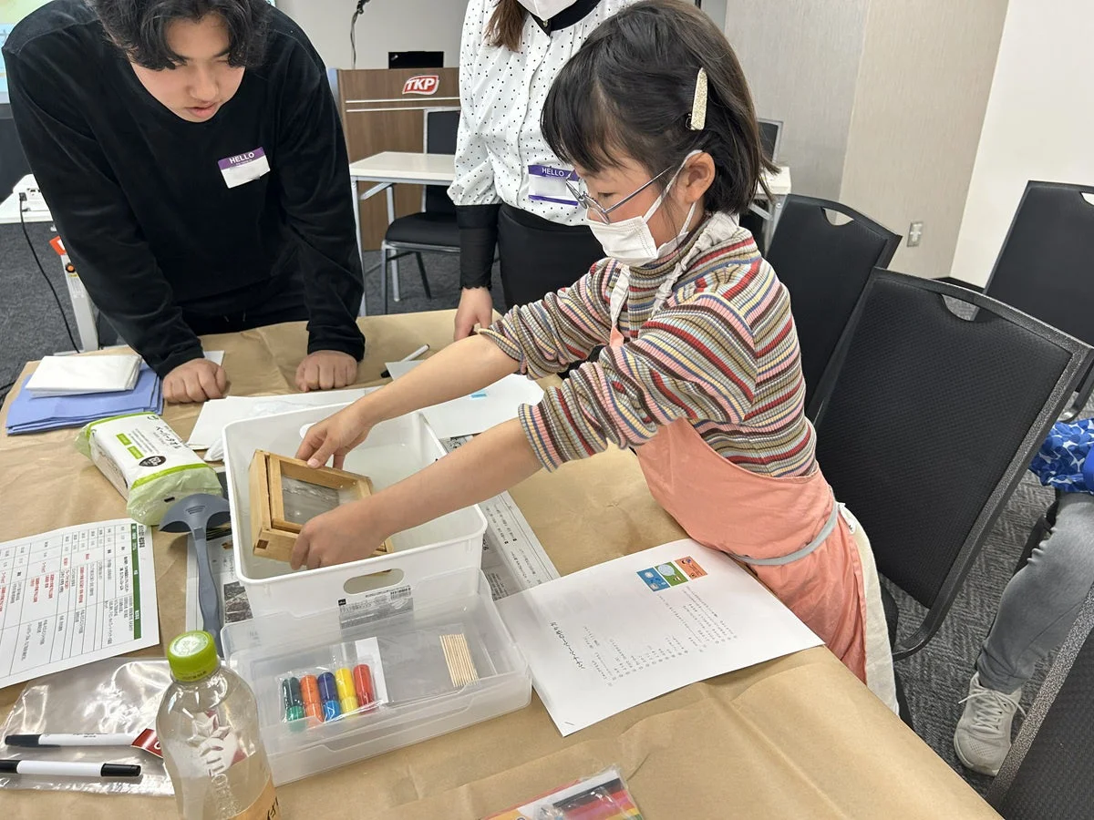 紙漉き体験をする女の子