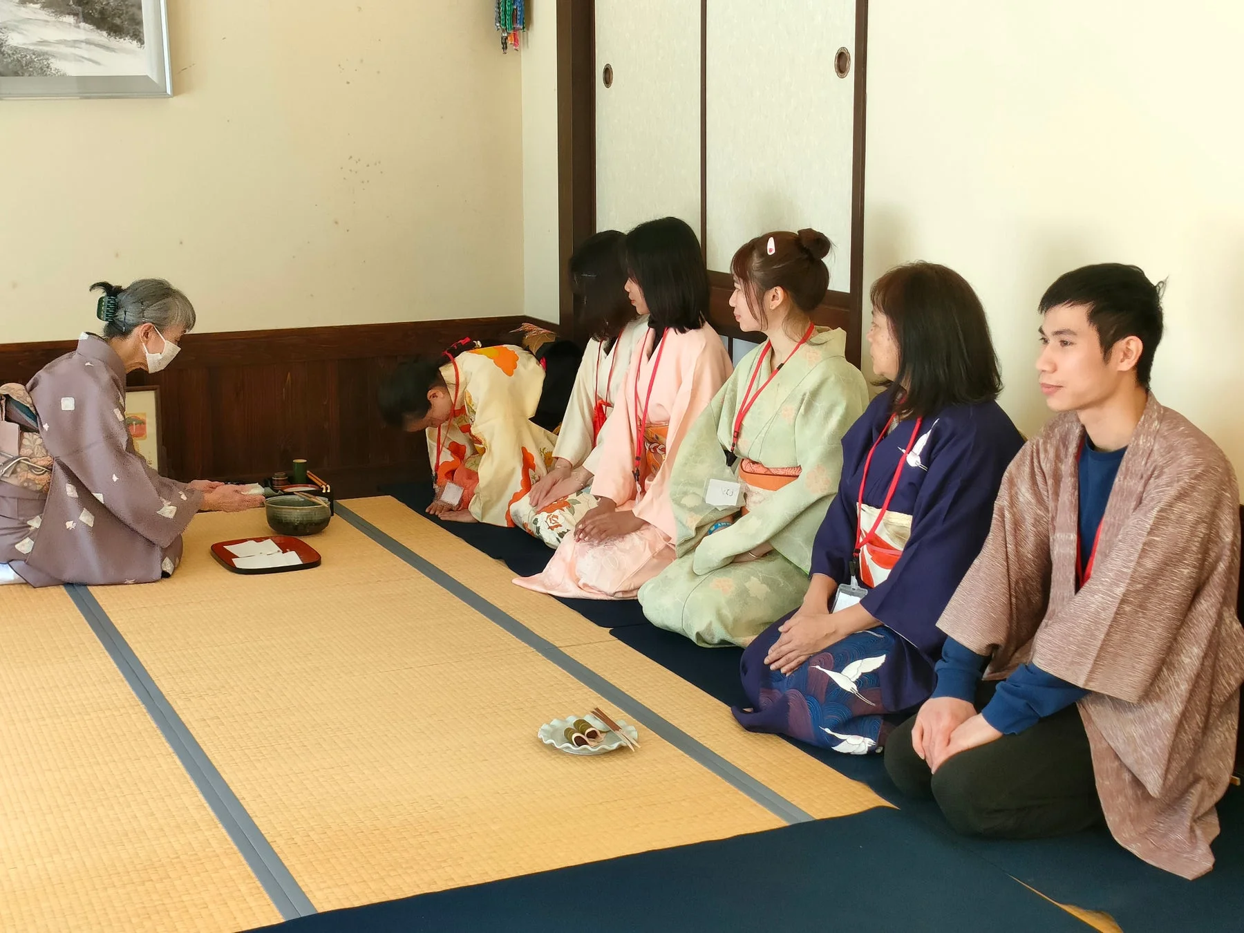 茶道体験をする人々