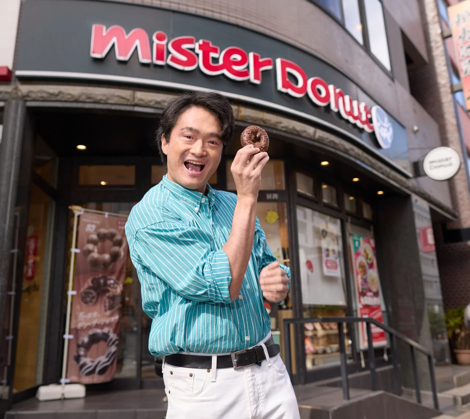 チョコレートドーナツを持つ笑顔の男性