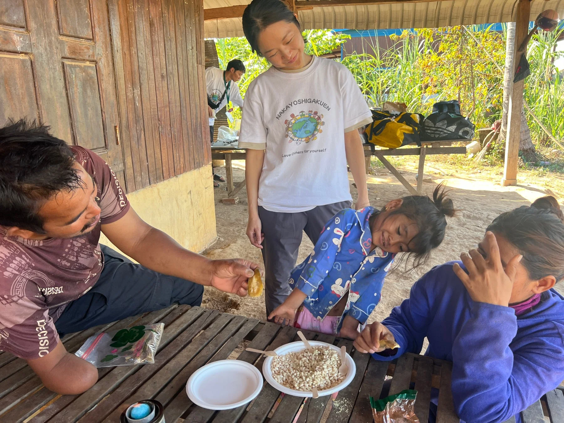 屋外で食事する人々