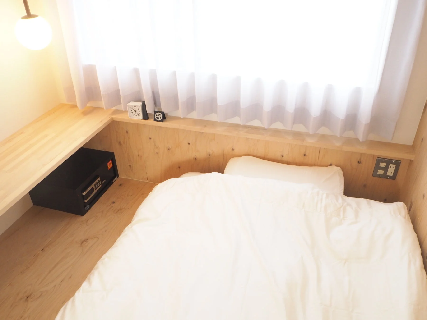 木目を基調としたミニマルなベッドルーム