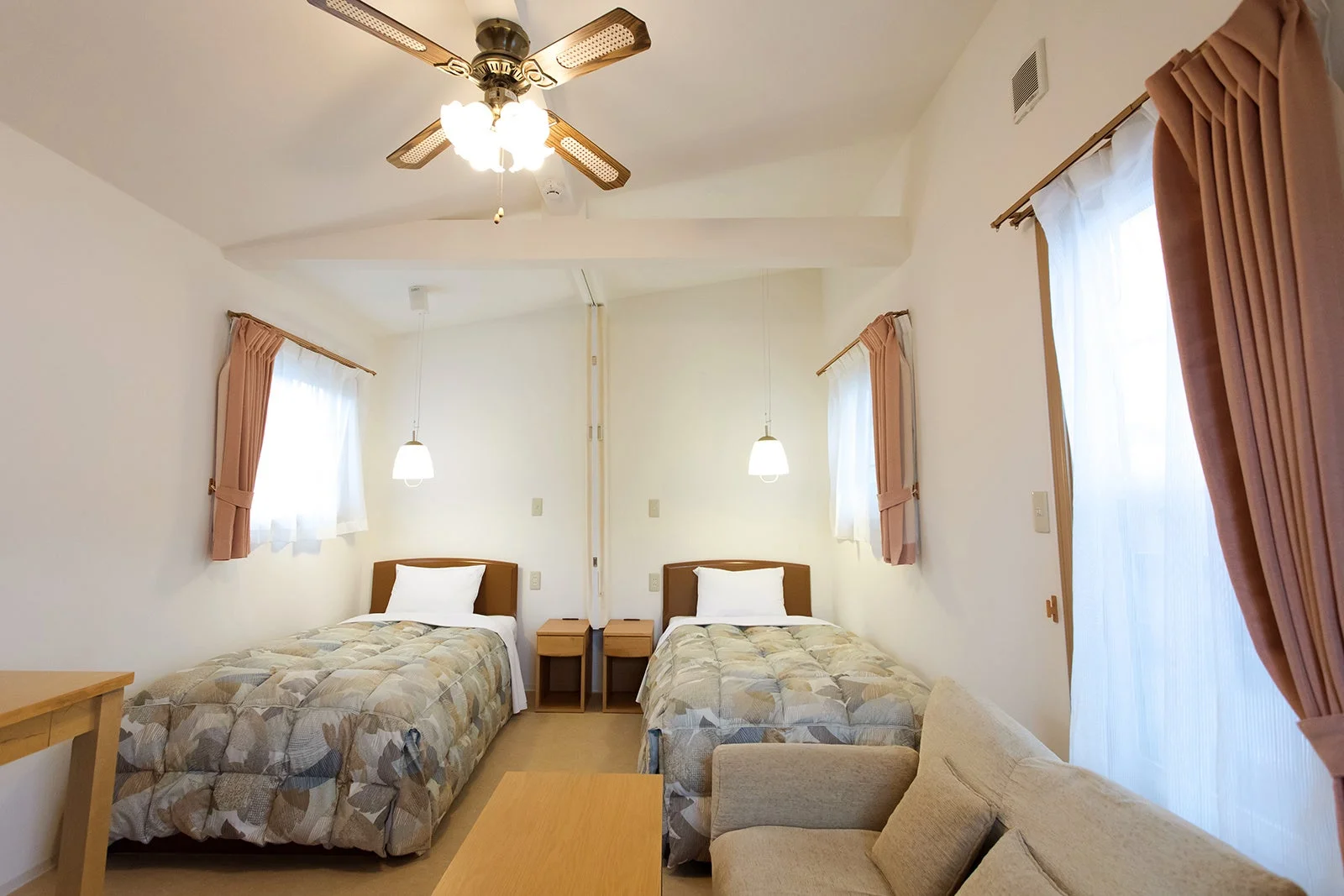 明るく清潔感のあるツインベッドルーム