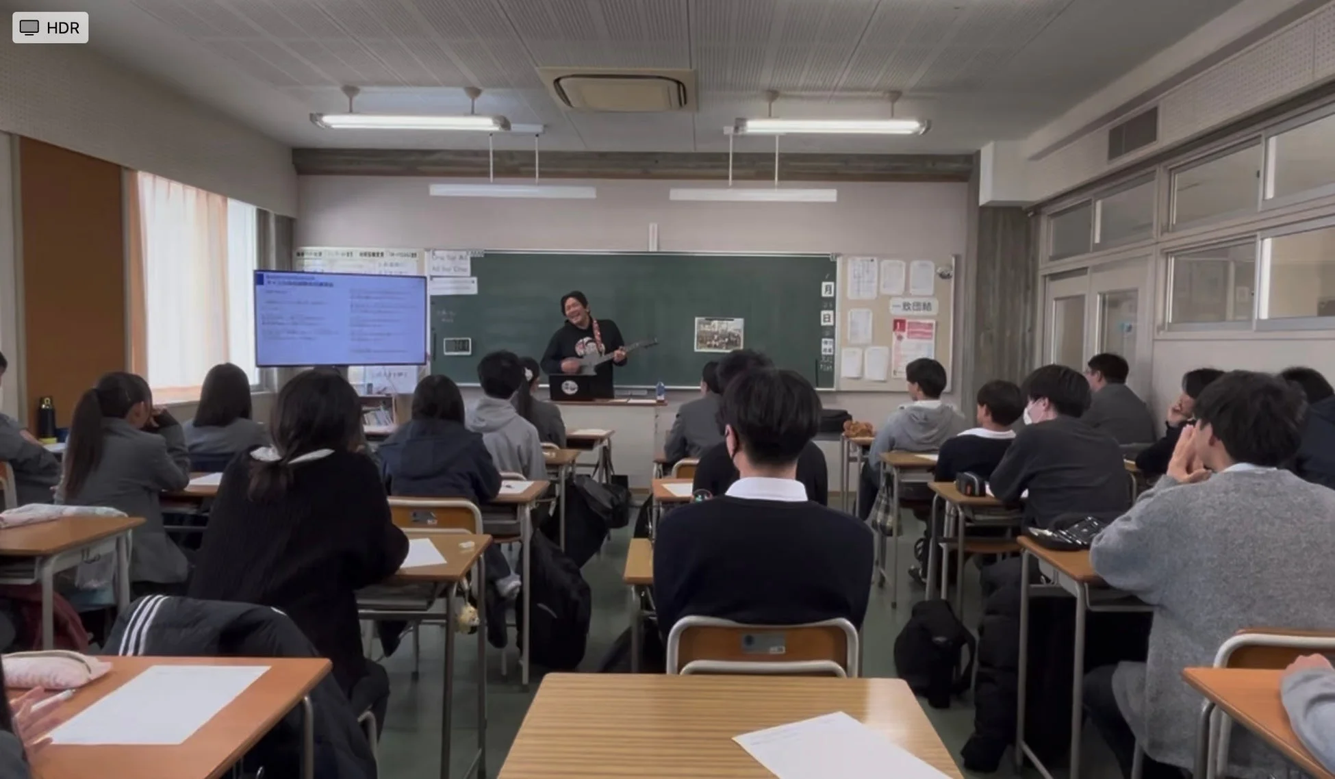 教室で先生が楽器を演奏