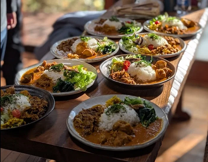 古民家マルシェでの食事風景