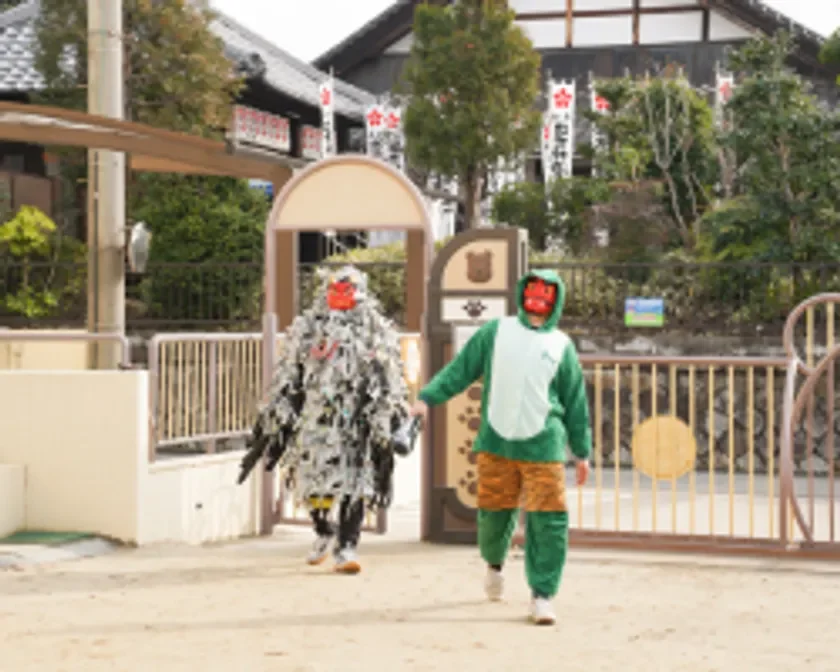 赤い鬼の面と緑の着ぐるみの人物