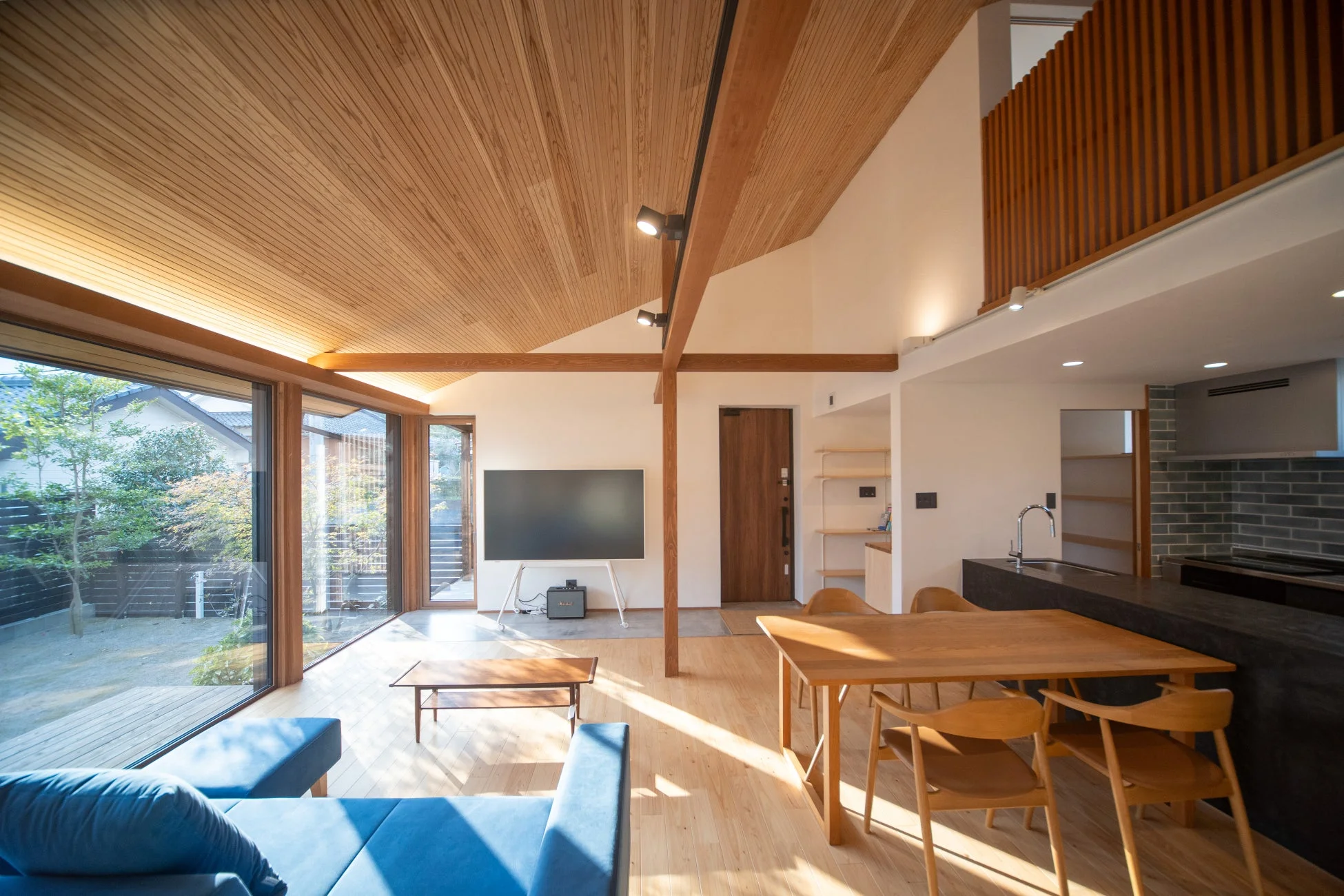 EN BASEのリビングダイニング