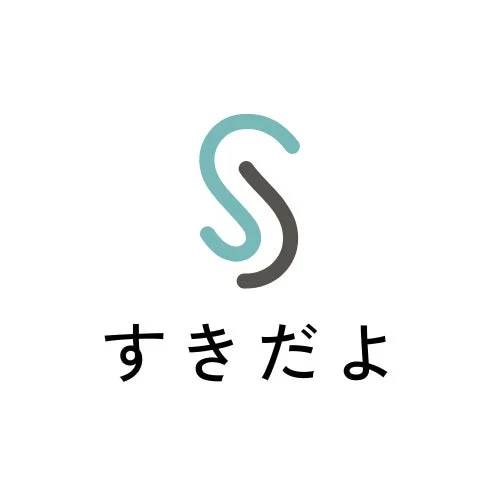 「すきだよ」という日本語のメッセージと、2つのSが重なり合ったようなロゴが描かれたシンプルな画像です。