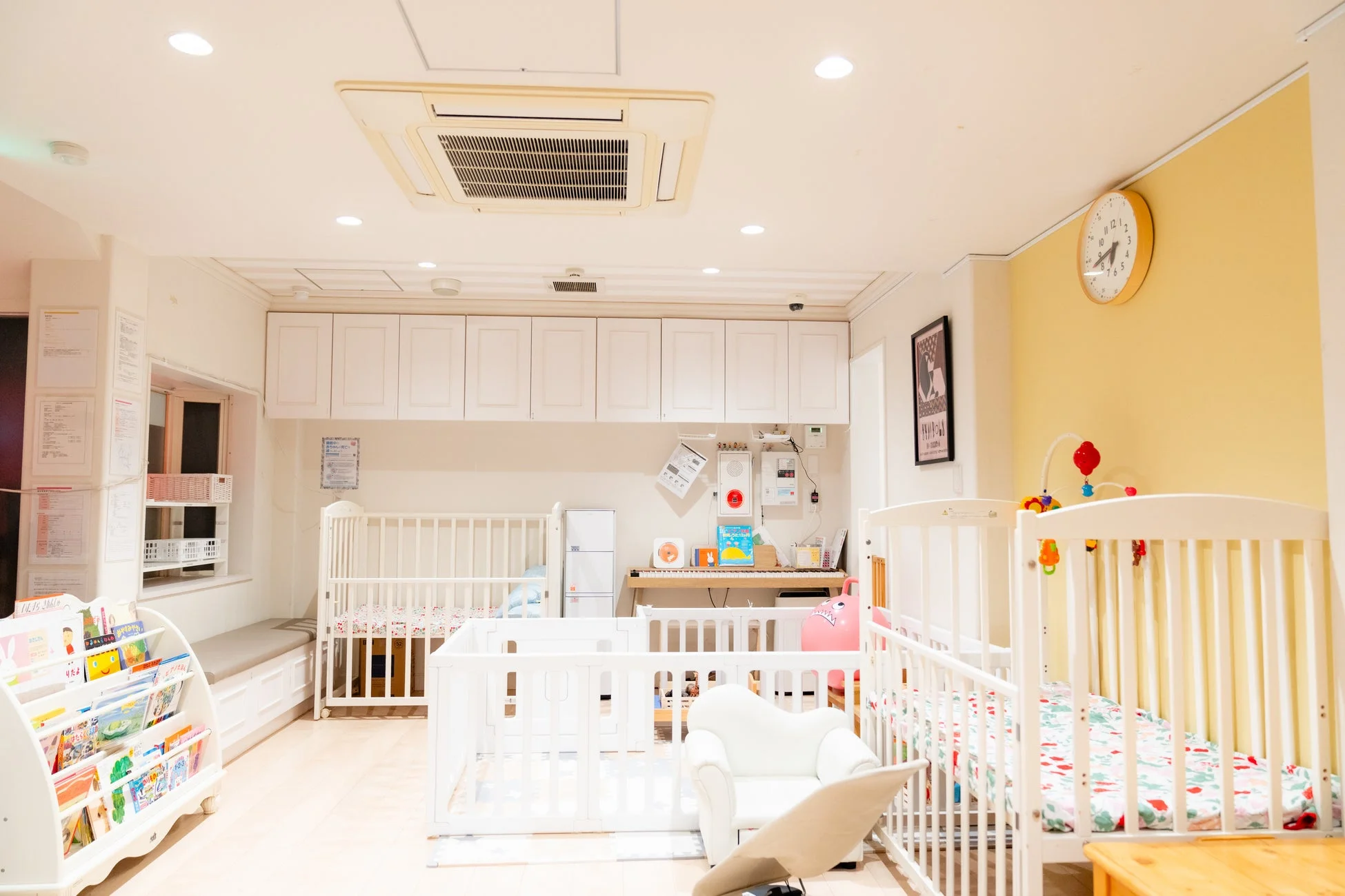 ベビーベッドが並ぶ部屋