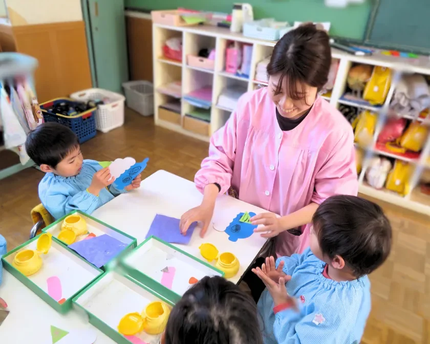 先生と園児がお面制作