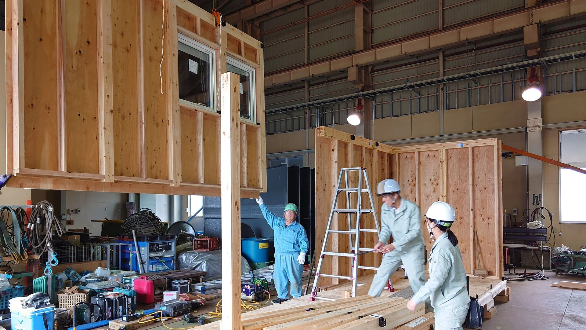工場での木造モジュール組み立て