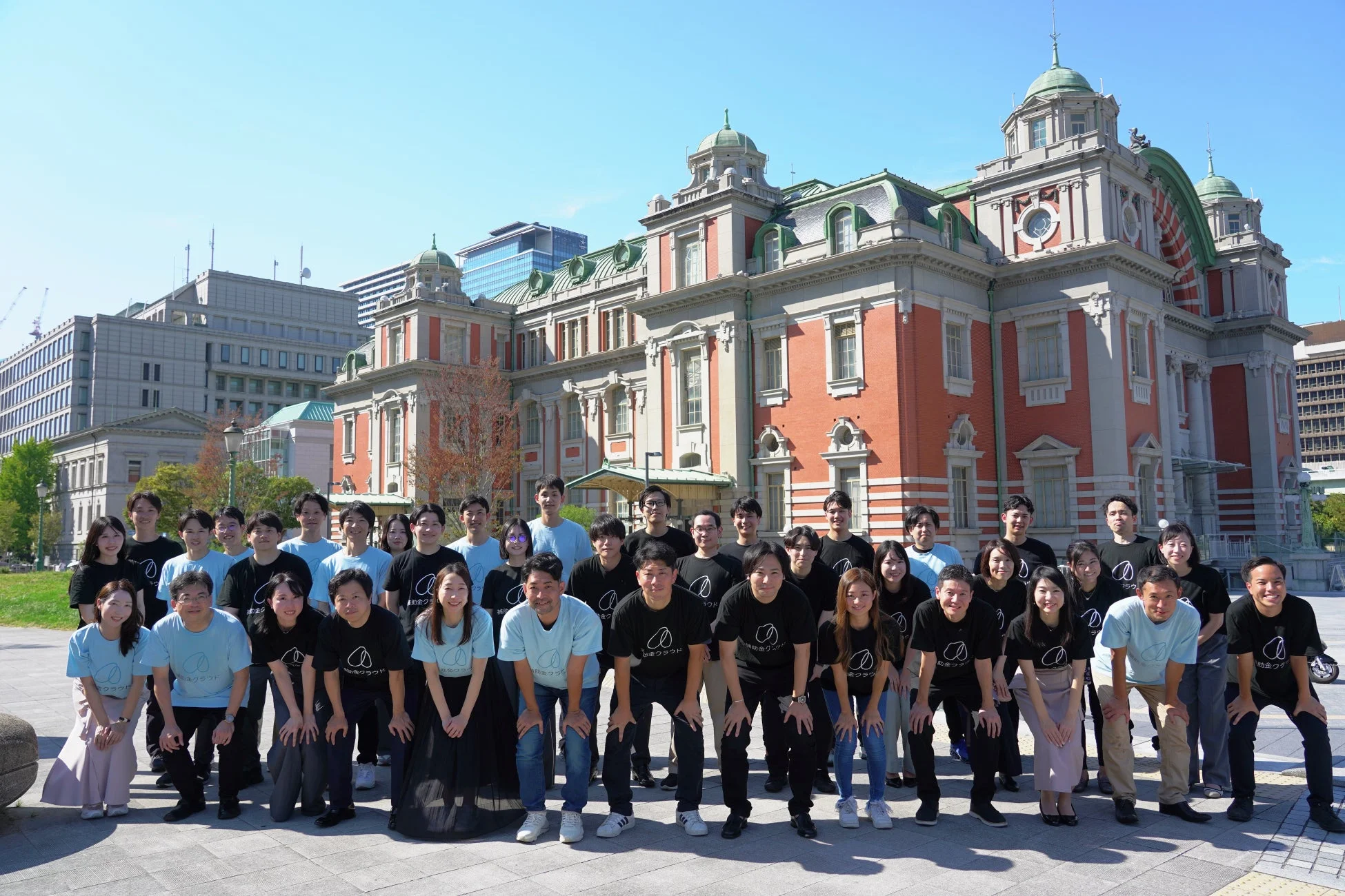 屋外で集合写真を撮影するStaywayのチームメンバー