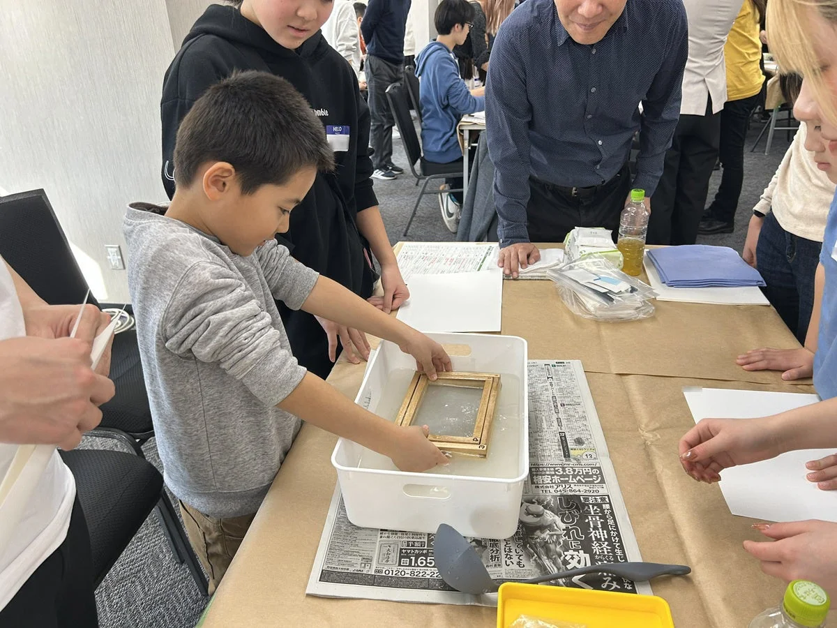 紙漉き体験をする男の子