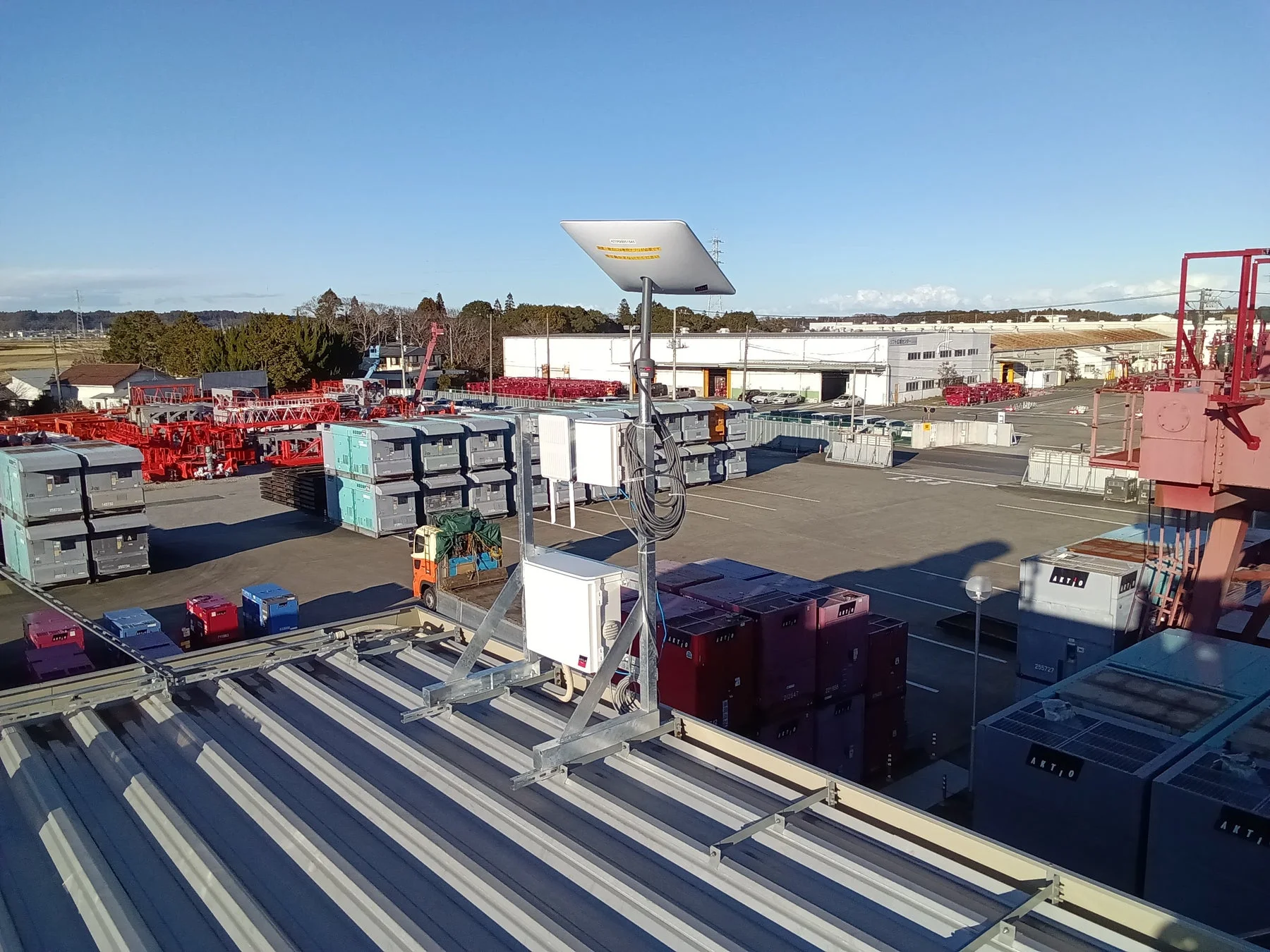 Starlinkアンテナが設置された工場の屋根