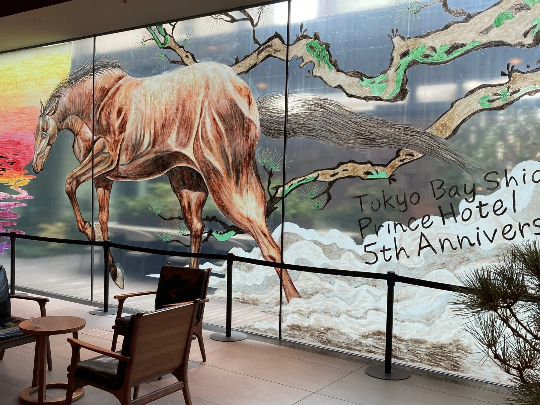 ホテルロビーのガラス壁に描かれた馬の壁画