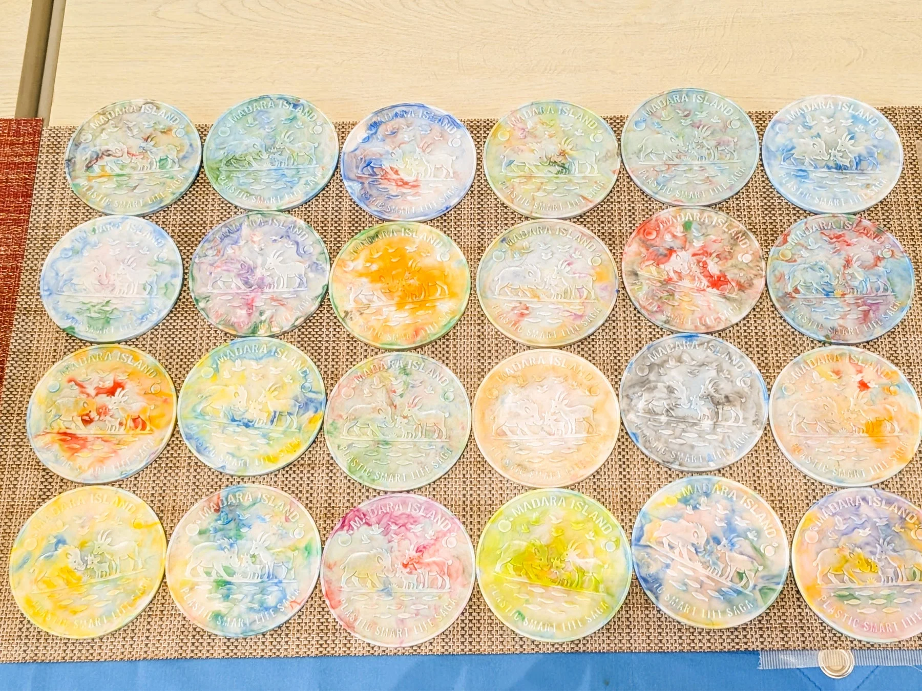 カラフルなMADARA ISLANDコースター