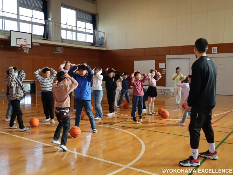 体育館でのバスケットボール練習風景