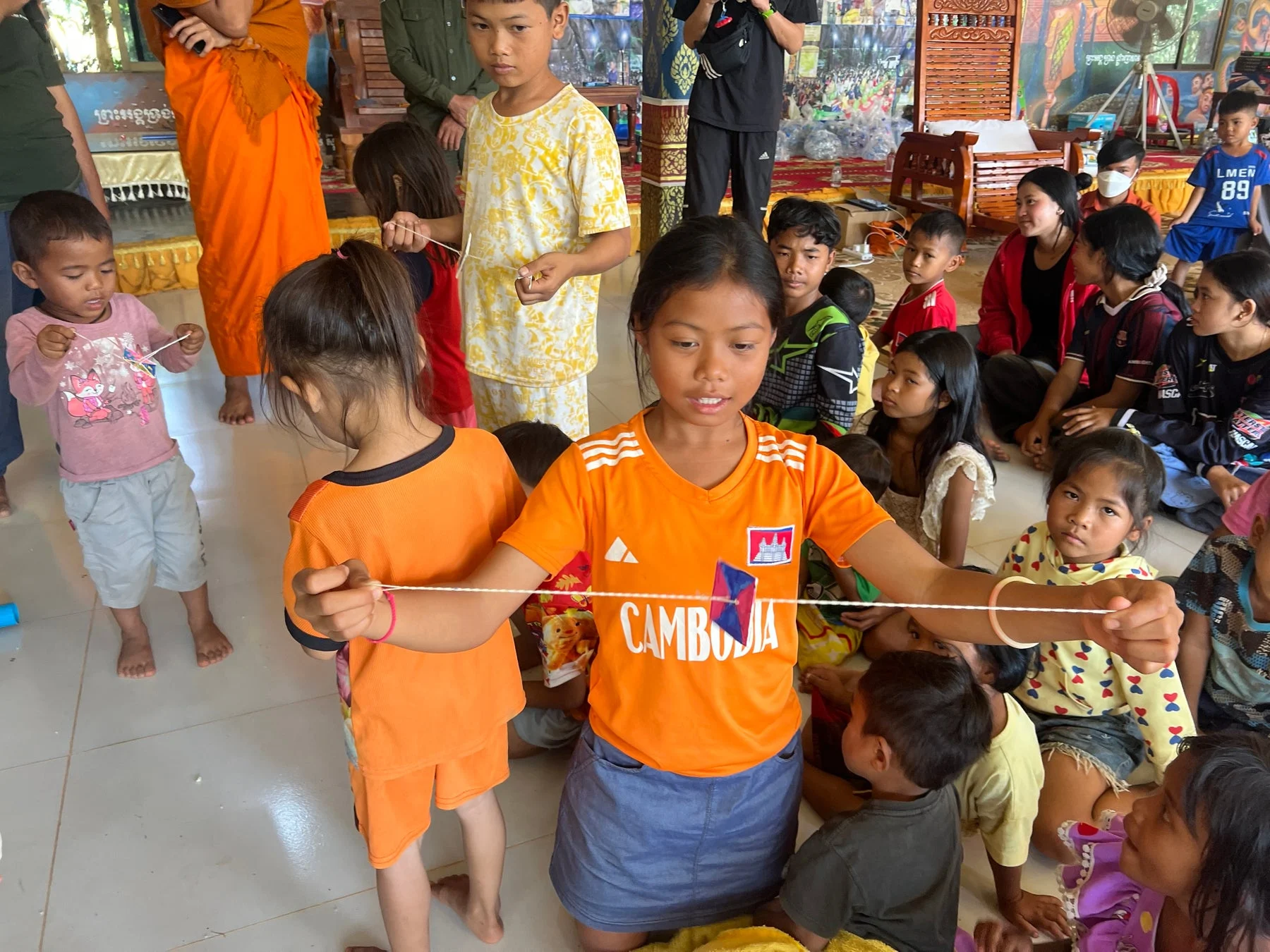 子供たちと僧侶の交流
