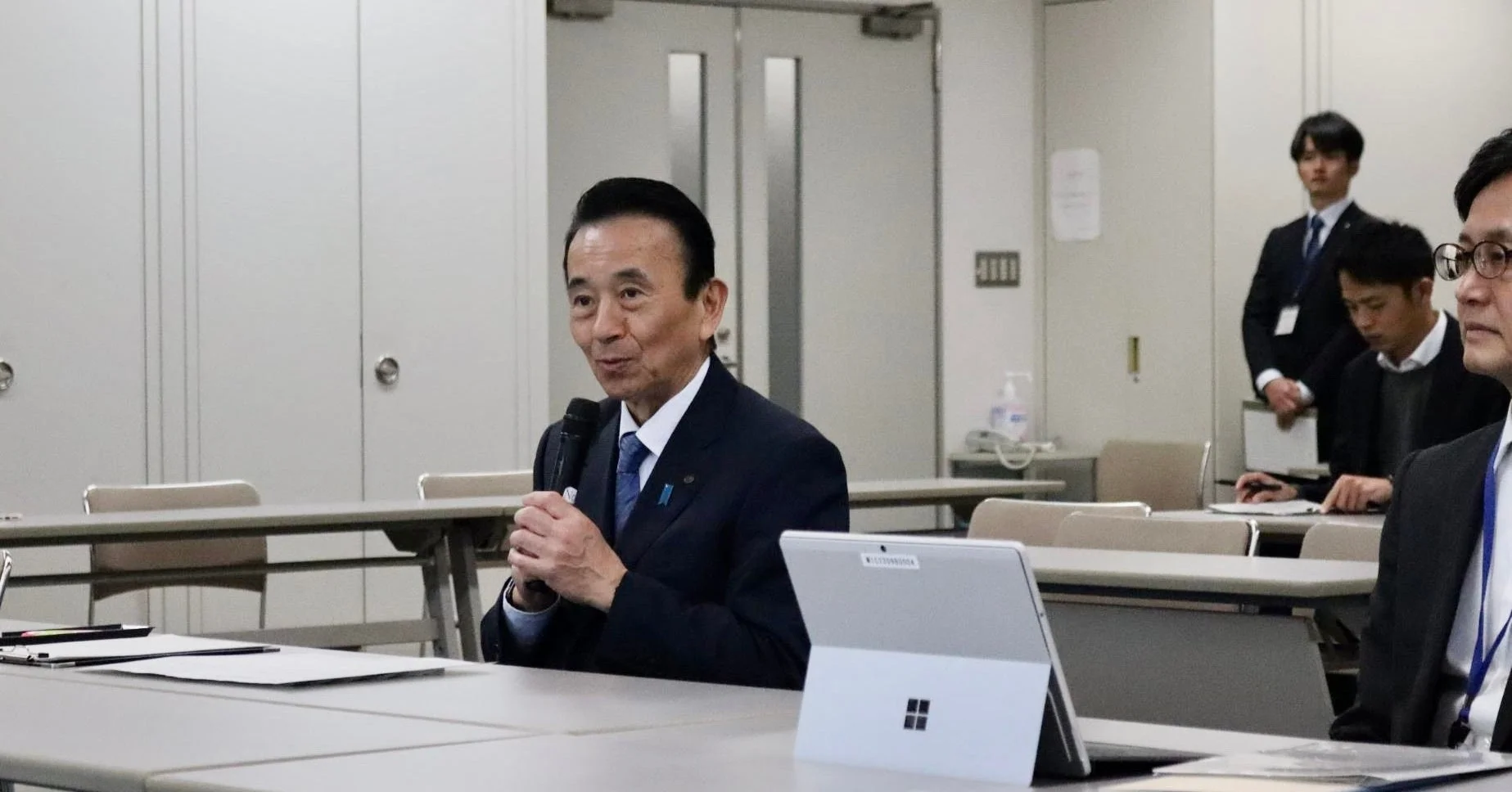 会議で話す鈴木康友 静岡県知事