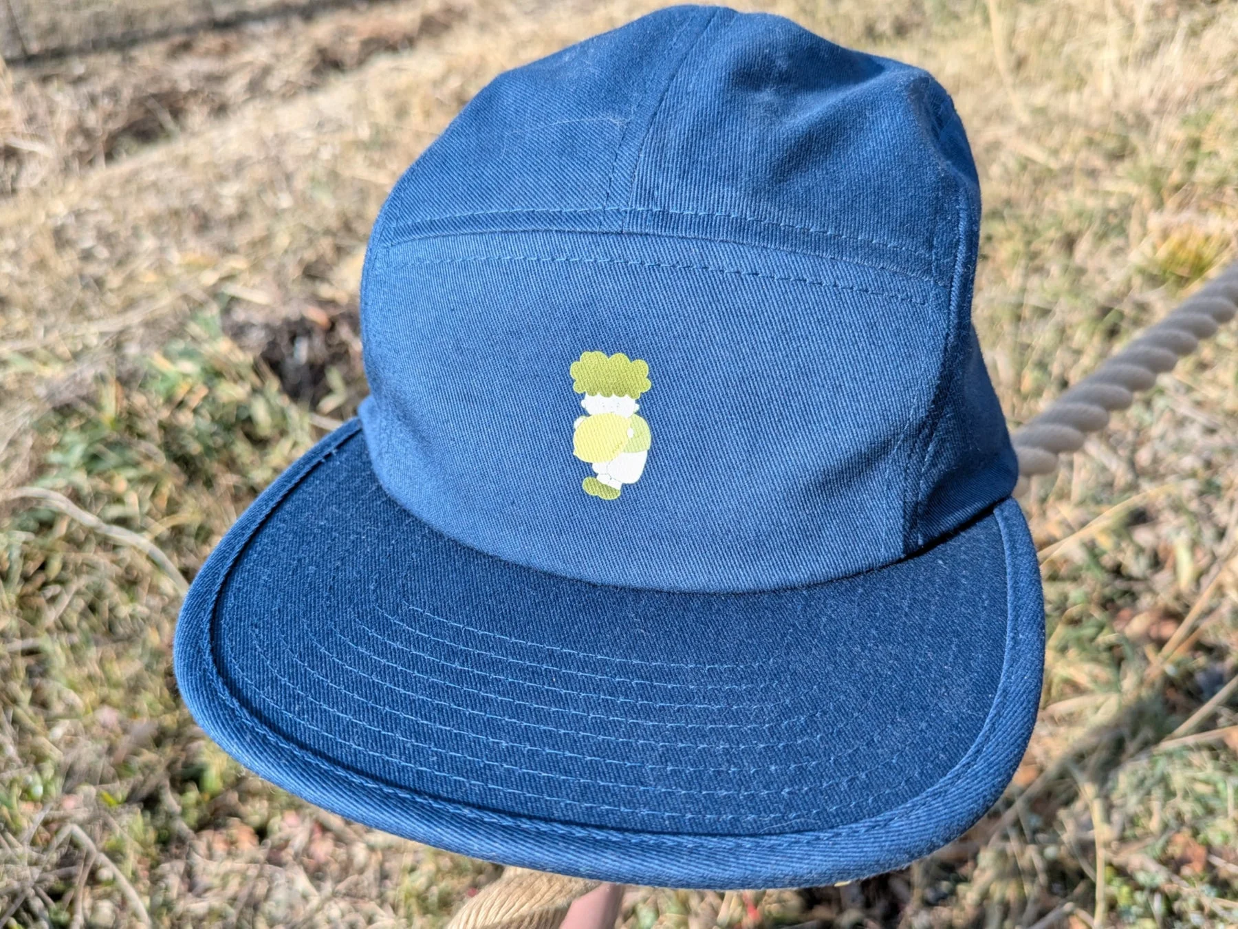 キャラクター刺繍のキャップ