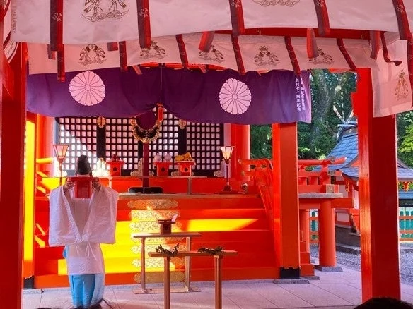 神社での儀式の様子