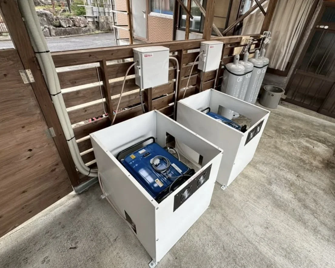 屋外に設置された発電機とガスボンベ