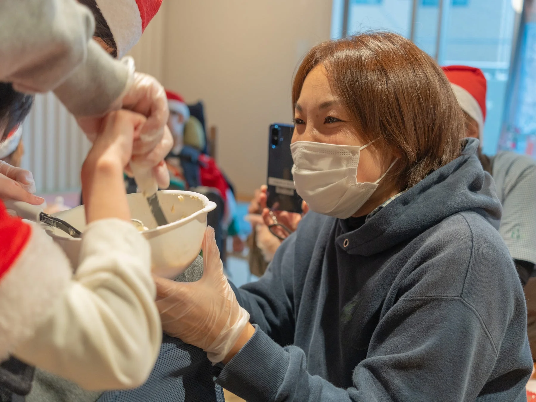 クリスマスイベントで共同作業を楽しむ人々