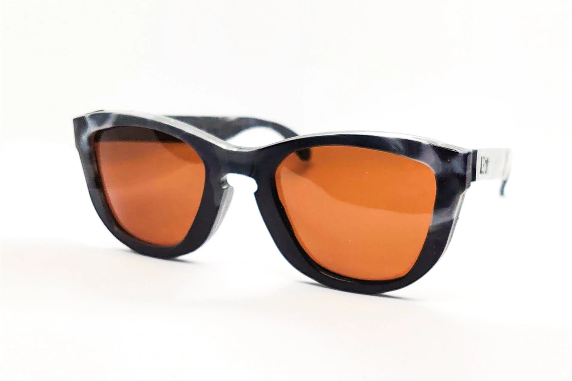 オレンジレンズのサングラス