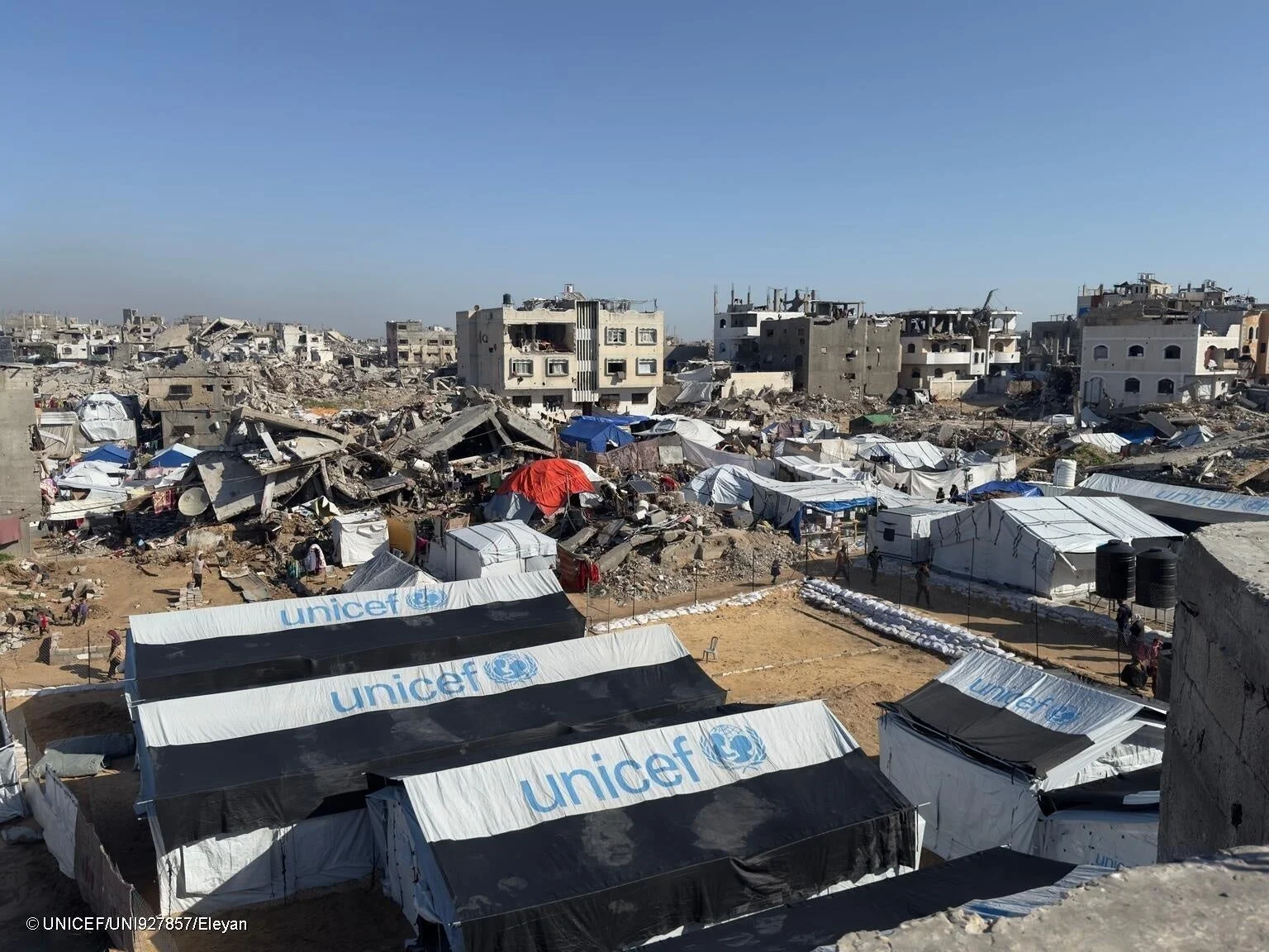 破壊された街並みとユニセフのテント