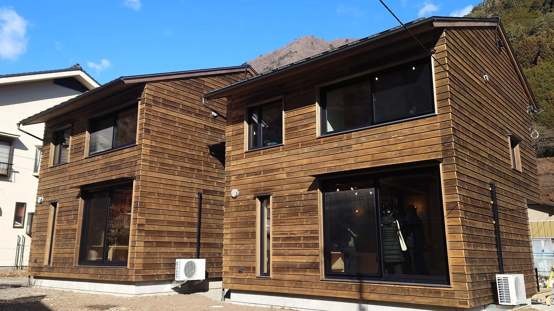 木造建築のモダン住宅